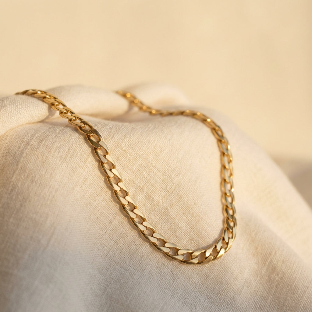 vanoir-18k-chain-lifestyle.jpg